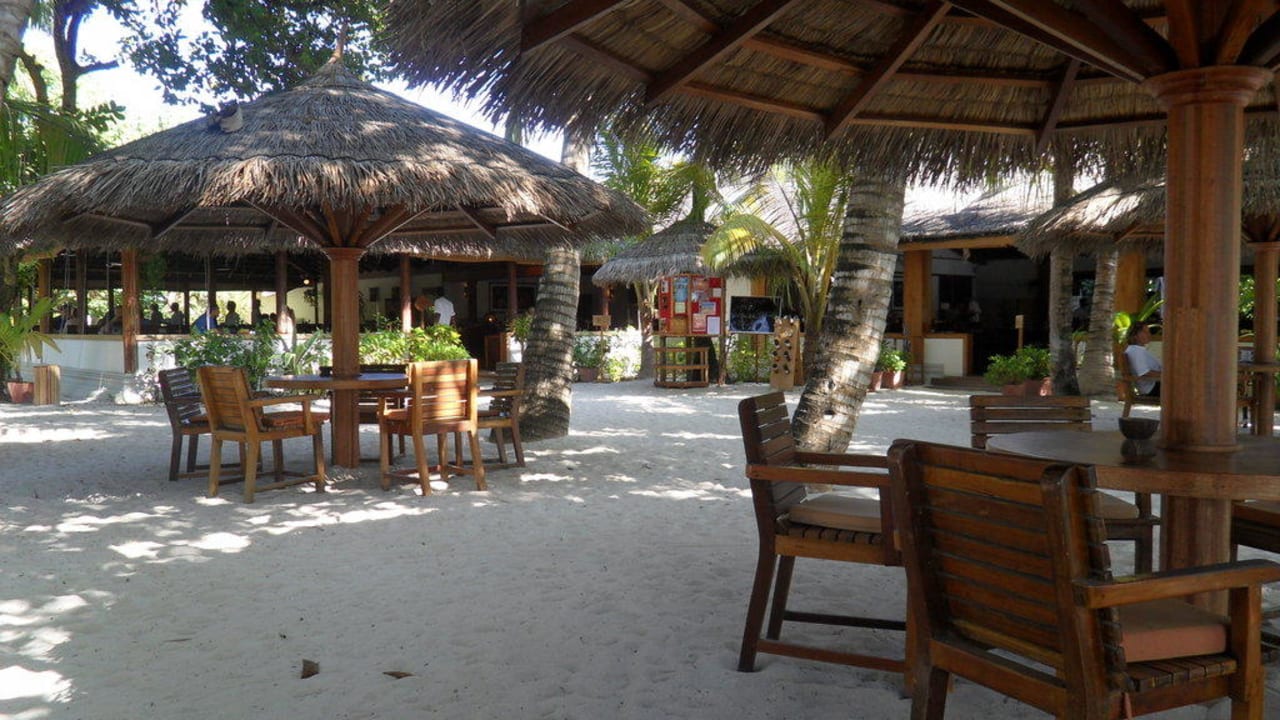 Eingang zum offenen Hauptrestaurant NH Collection Maldives Reethi Resort