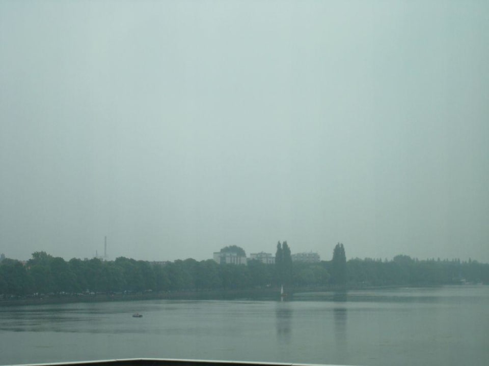 Ausblick bei Regen auf den Maschsee Courtyard by Marriott Hannover Maschsee