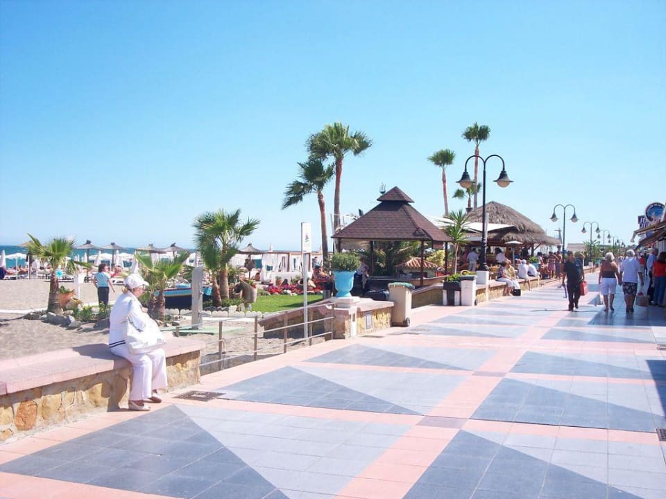 Blick von Pool auf d.Promenade Hotel MS Amaragua