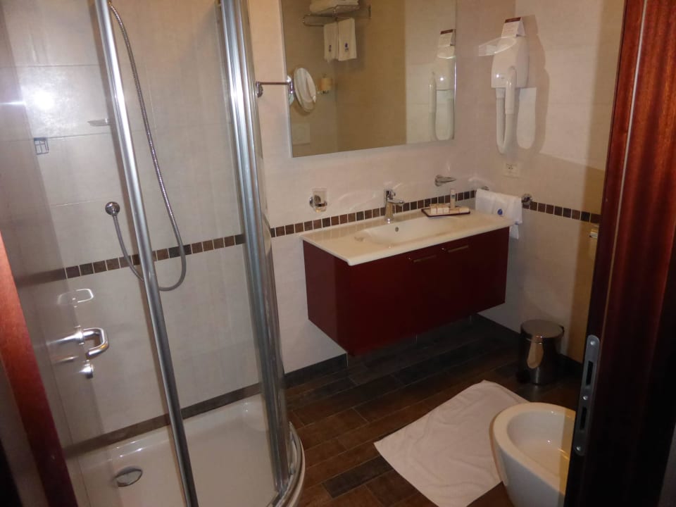 Bad Zimmer 607 Aparthotel Holiday