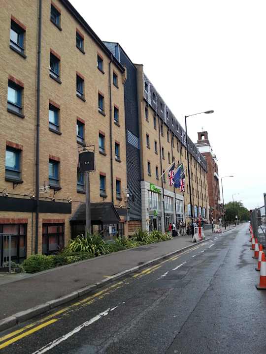 Von der anderen Straßenseite aus ibis Styles London Excel