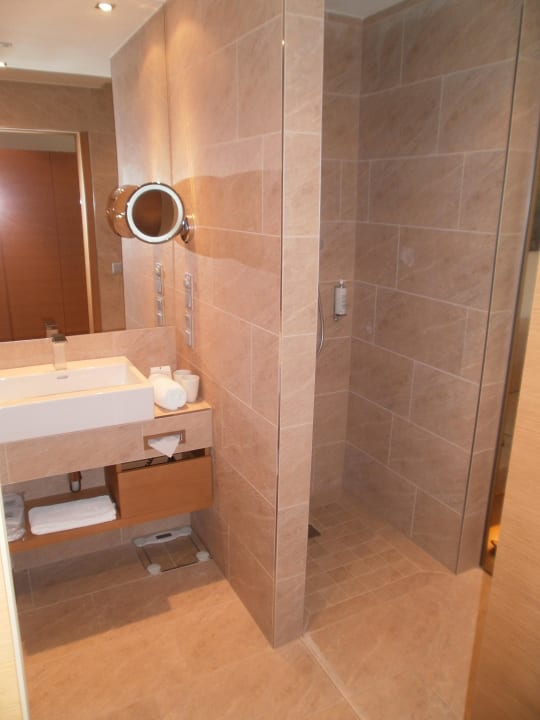 Etwas kleines Badezimmer Tauern SPA Zell am See-Kaprun