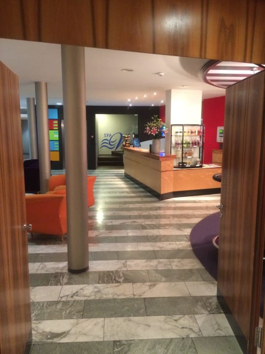 Blick vom Restaurant in die Lobby Seehotel Wilerbad