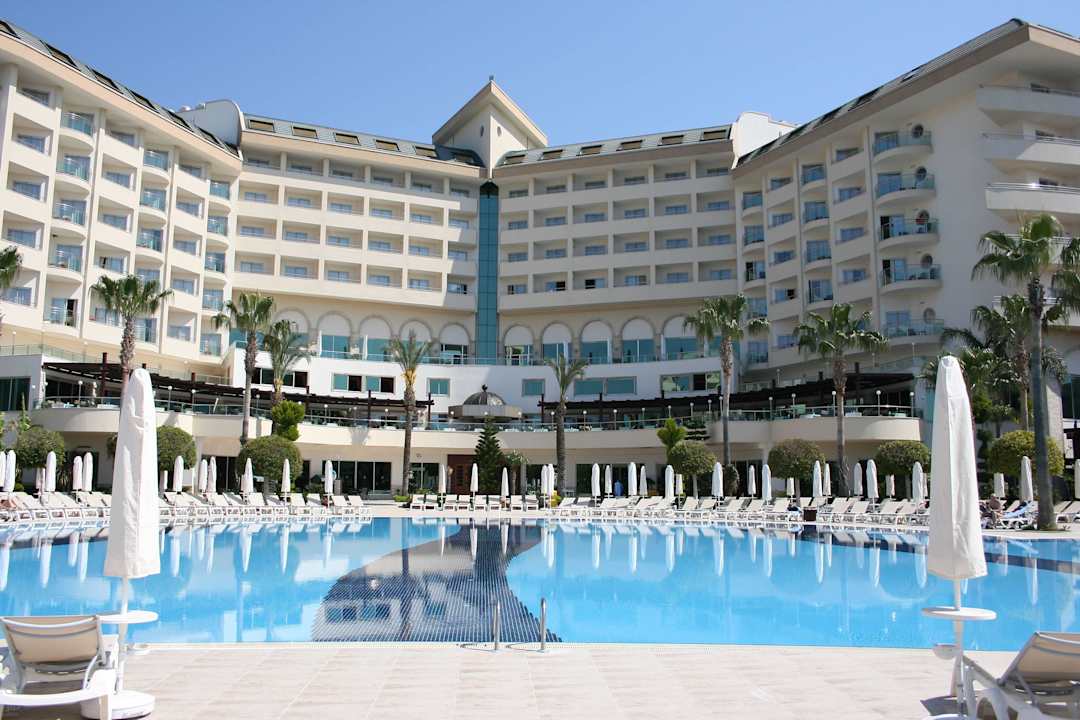 Main pool and building Saphir Resort & Spa