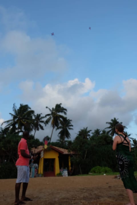 Selbst gebastelte Drachen steigen lassen am Strand Rangas Guesthouse