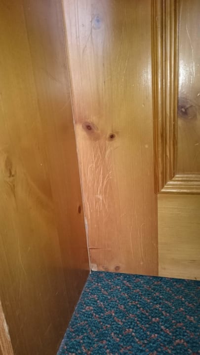 Zerkratzte Türen  Hotel Schloss Herrenstein