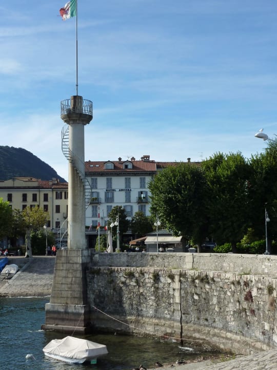 Blick vom Hafen auf das Hotel Hotel Ancora