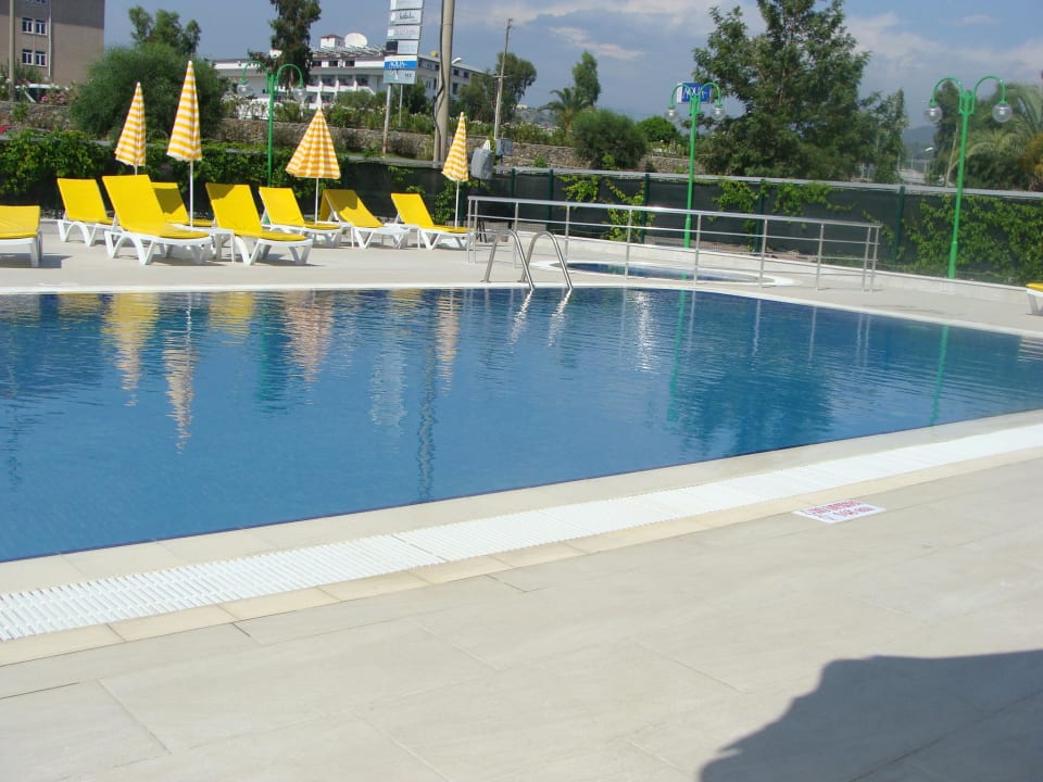 Poolbereich  Opia Hotel