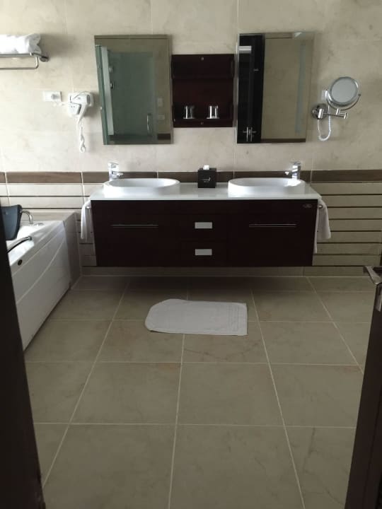 Badezimmer in der JS Pickalbatros White Beach Resort - Hurghada