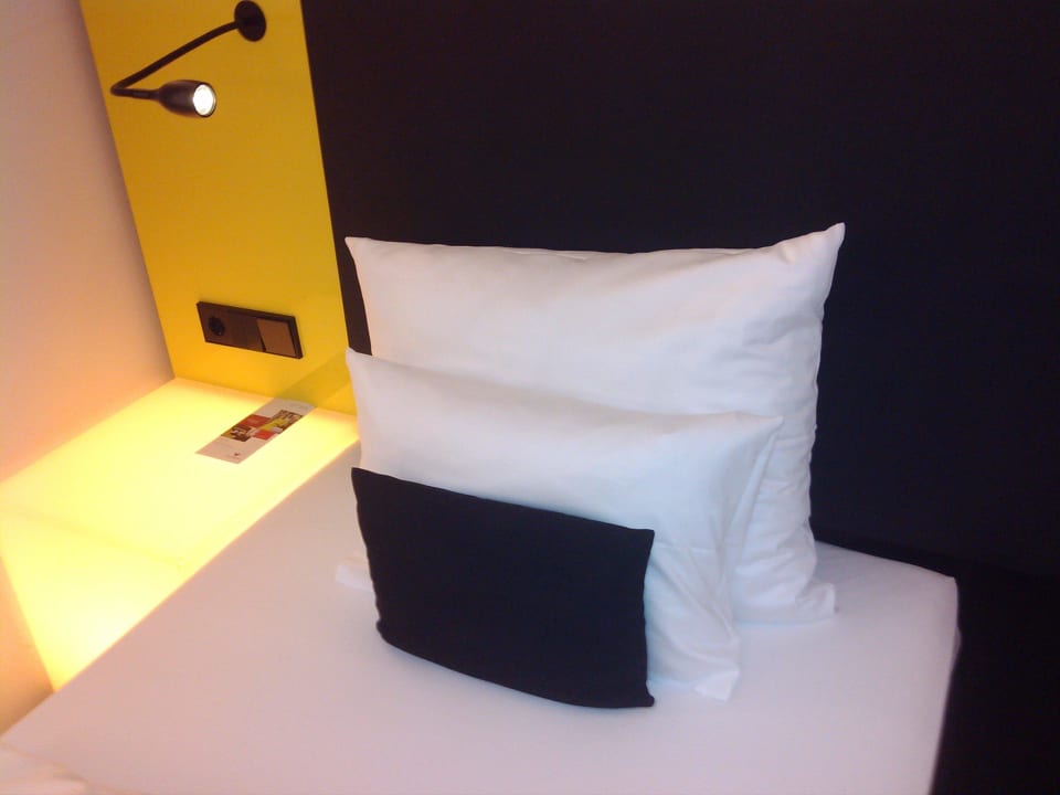 Bett mit 3 Sorten Kissen Vienna House by Wyndham Andel's Berlin