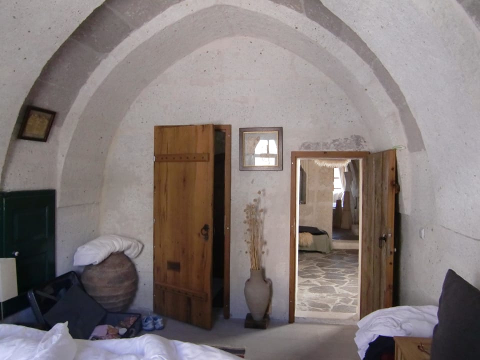 Schlafzimmer mit Tür zum Bad und Flur Asmali Cave House