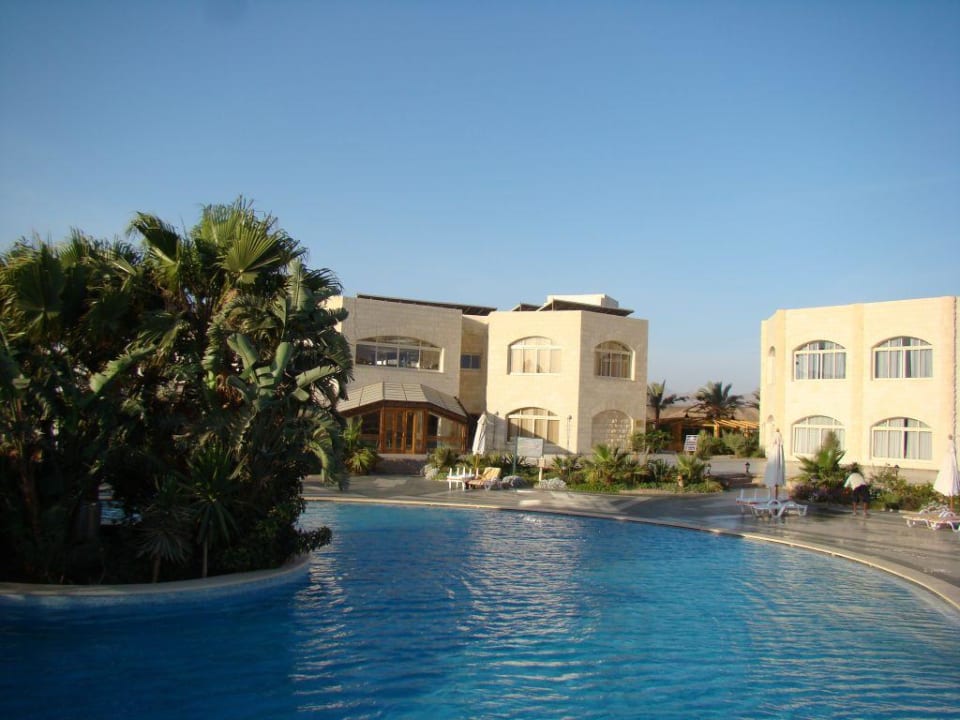 Pool mit Blick auf das Fitness Center Brayka Bay Resort