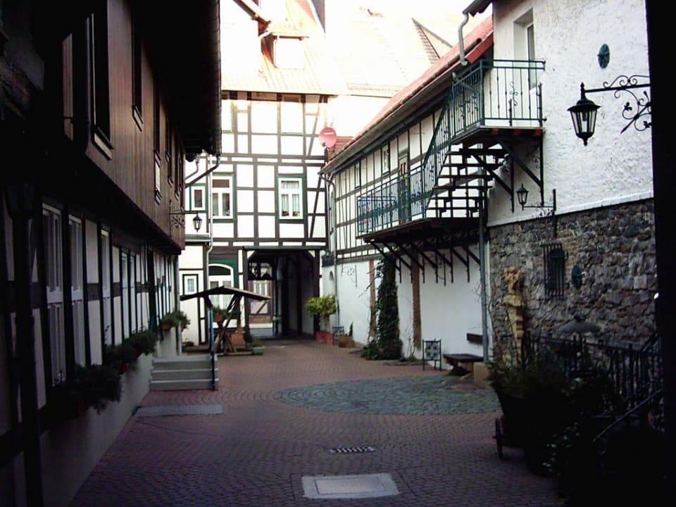 Hotel Innenhof mit Ausfahrt zur Straße Hotel am Anger