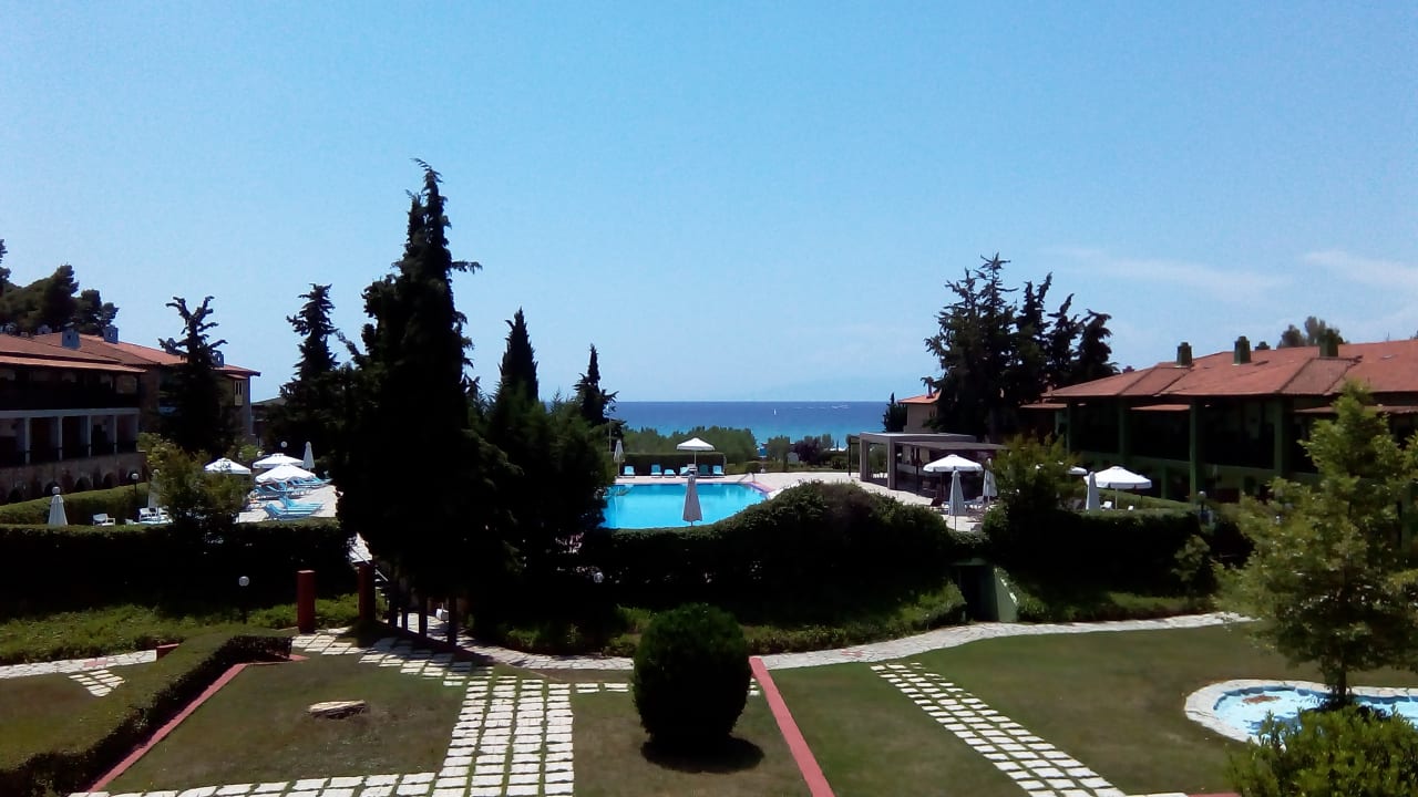 Blick von der Bar über die Gartenanlage zum Meer Simantro Resort