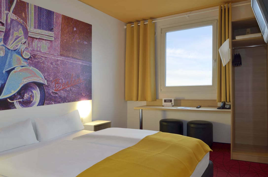 Zimmer mit französischem Bett B&B Hotel Berlin Genshagen-Süd