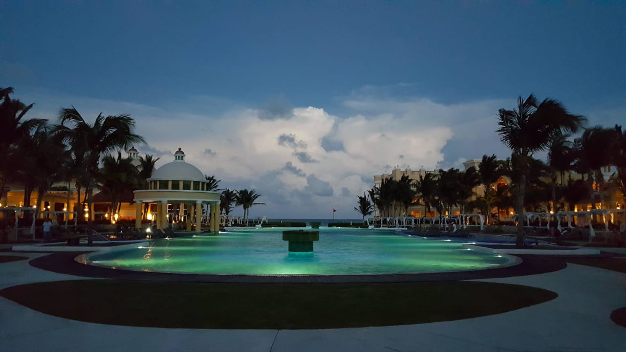 Abendliches Ambiente JOIA Paraiso by Iberostar