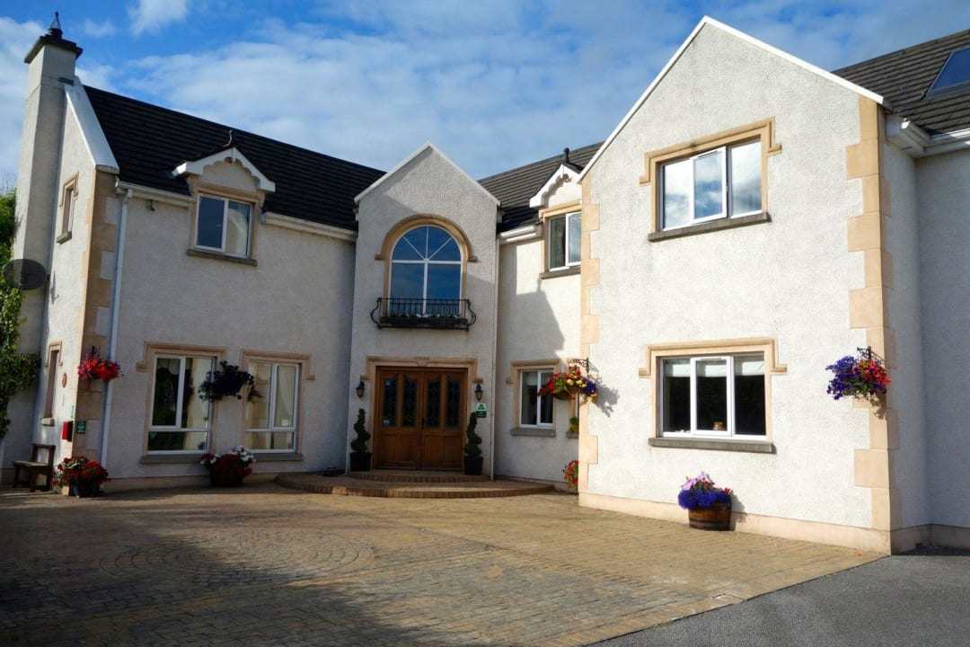 Frontansicht vom Parkplatz aus Guesthouse Dungimmon House