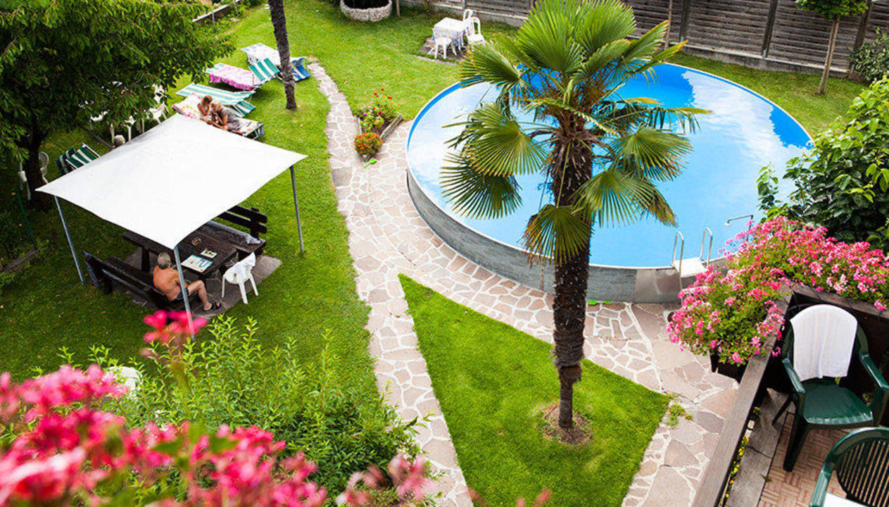 Unser Garten mit Schwimmbad Gasthof Abram