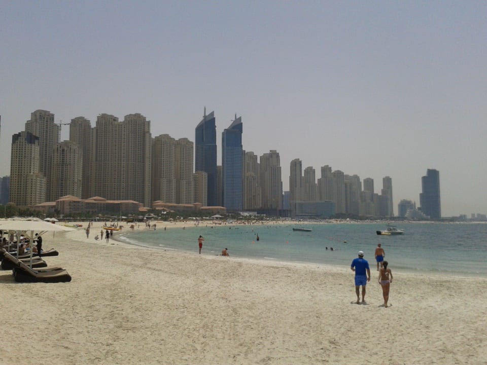Strandabschnitt vor dem Ramada Plaza JBR Delta Hotels by Marriott Jumeirah Beach