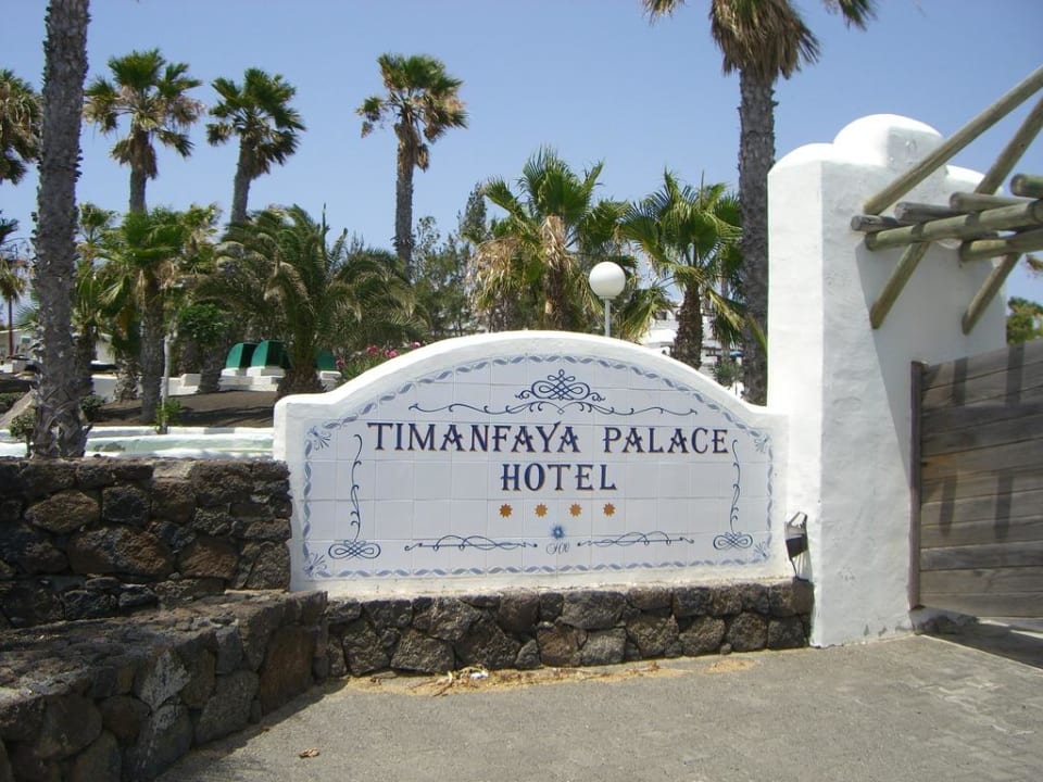 Hotelschild im hinteren Bereich H10 Timanfaya Palace - Adults only