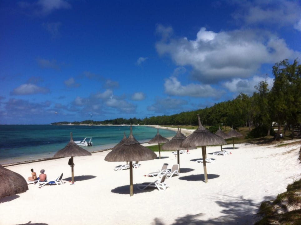 Sonnenschirme und Liegen am Hotelstrand Sunrise Attitude - Adults Only
