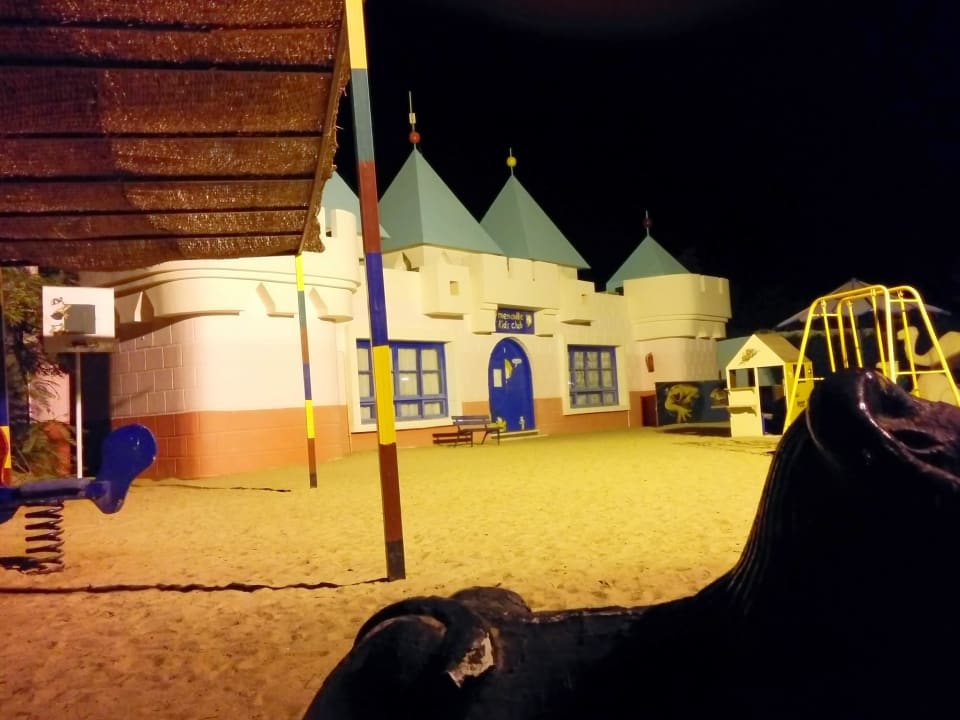 Kid's Club bei Nacht Menaville Safaga