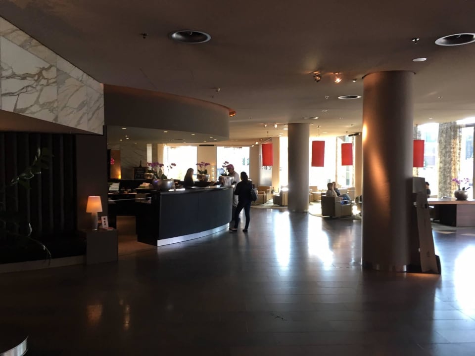 Hotel-Empfang mit Counter Dorint Hotel am Heumarkt Köln
