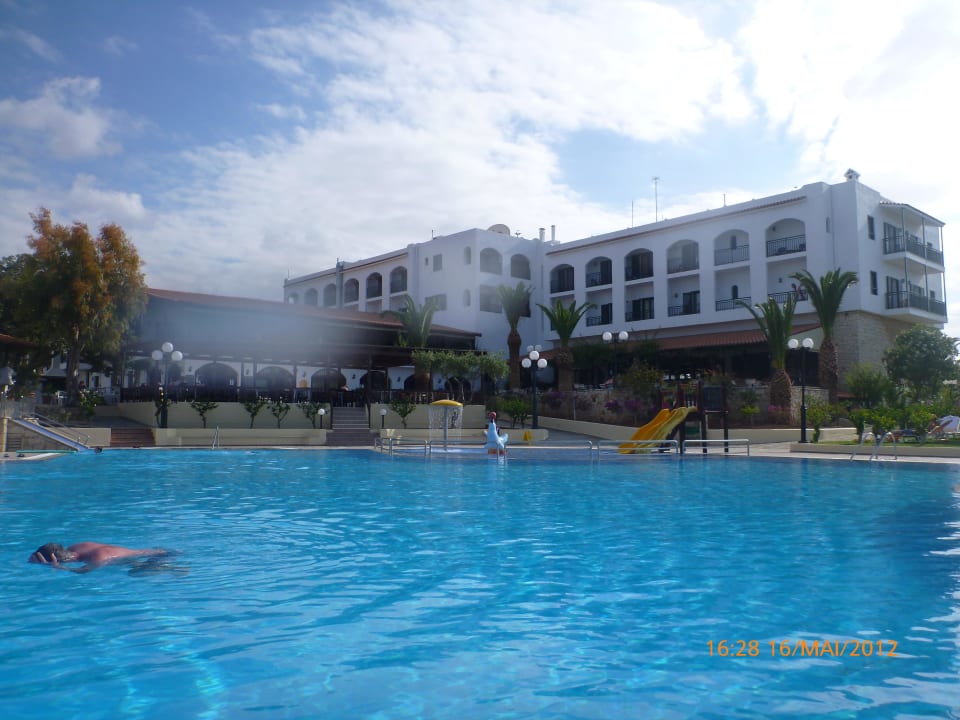 Blick über Pool aufs Haupthaus TUI SUNEO Chrissi Amoudia