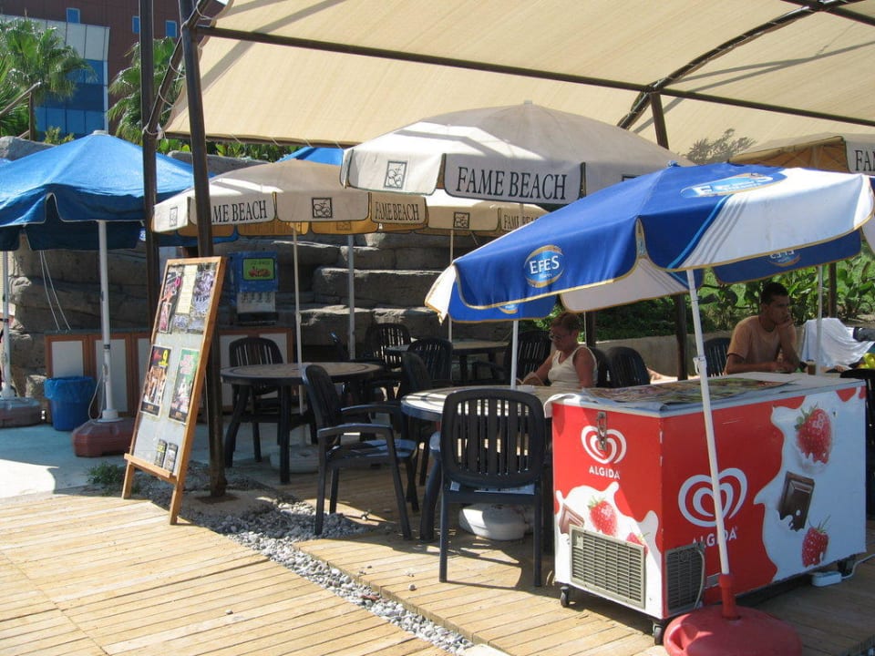 Sitzecke mit Mini-Strandbar Fame Beach Hotel