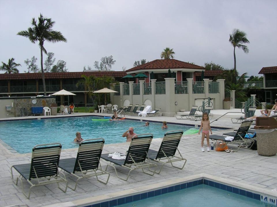 Hotel West Winn Inn, Pool mit Bar im Mai 2005 Hotel West Wind Inn