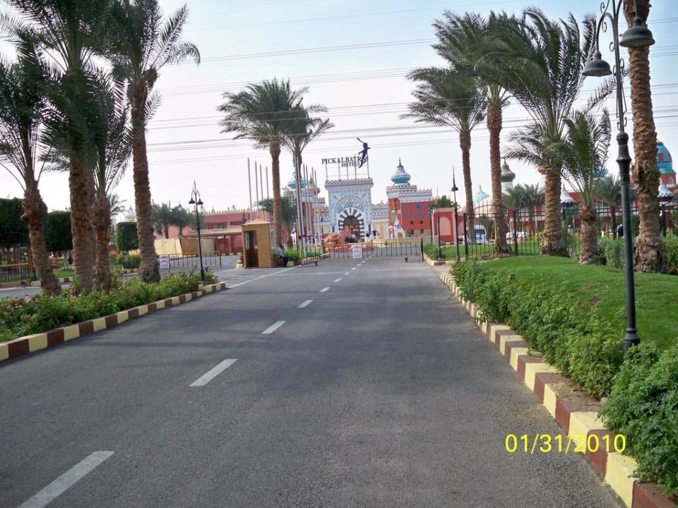 Zufahrt zum Hotel Pickalbatros Alf Leila Wa Leila Resort - Neverland Hurghada