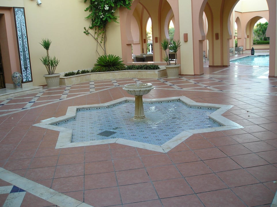 Innenhof vor der Lobby Steigenberger Coraya Beach - Adults only