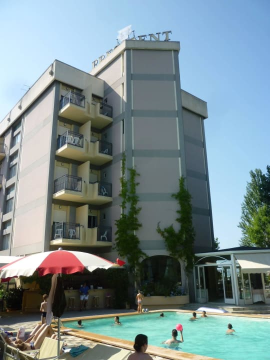 Pool mit Poolbar und Hotel im Hintergrund Hotel President