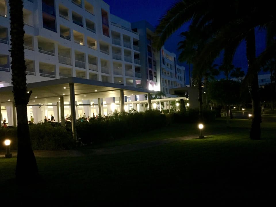 Gartenseite mit Pavillon und Haupthaus Hotel Riu Gran Canaria