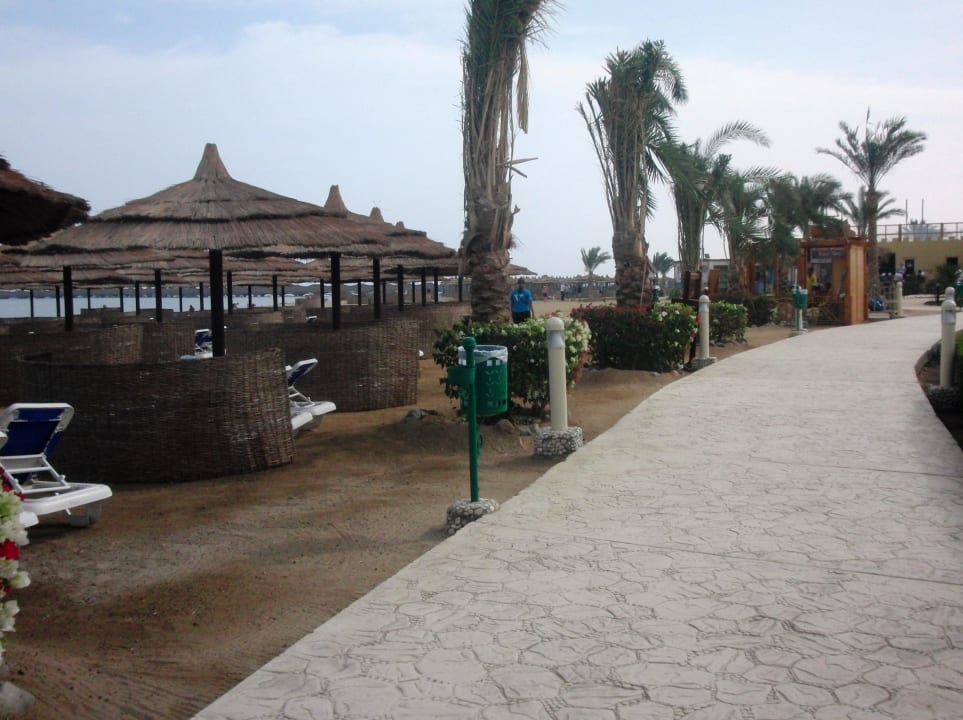 Weg zur Strandbar Hotel Titanic Palace