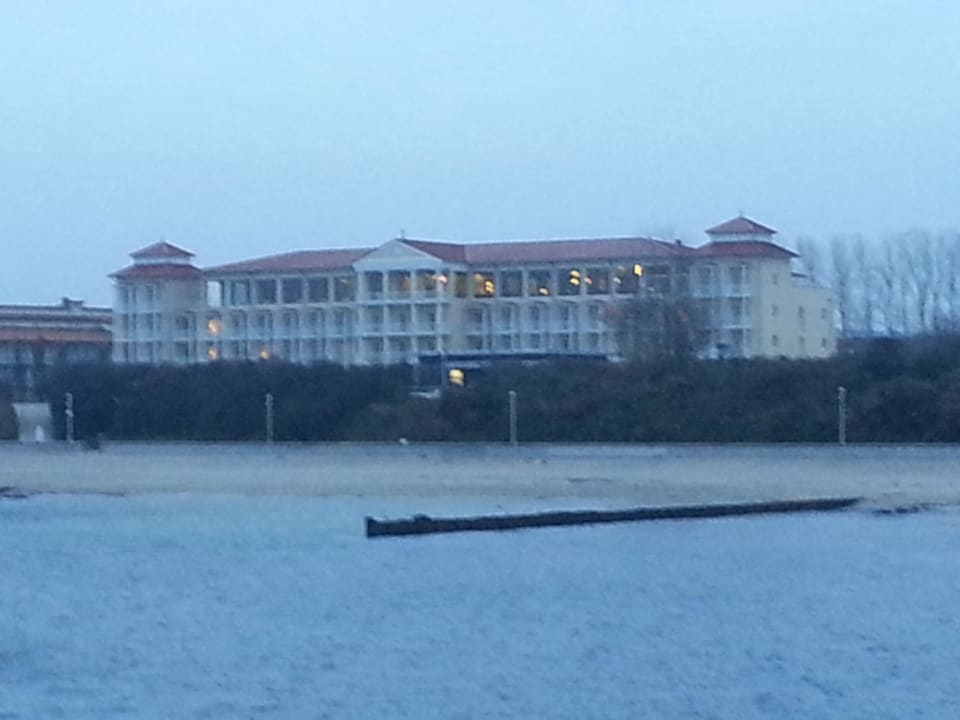 Hotel von der Seebrücke aus gesehen. Morada Strandhotel Ostseebad Kühlungsborn