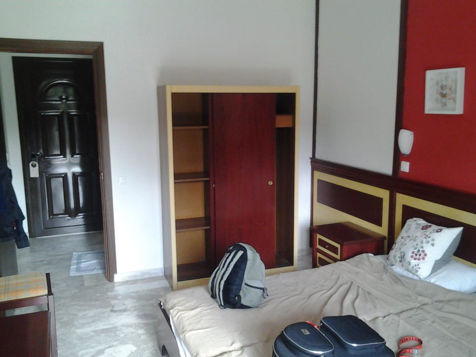 Elternschlafzimmer Flach-TV links Hotel Chrousso Village