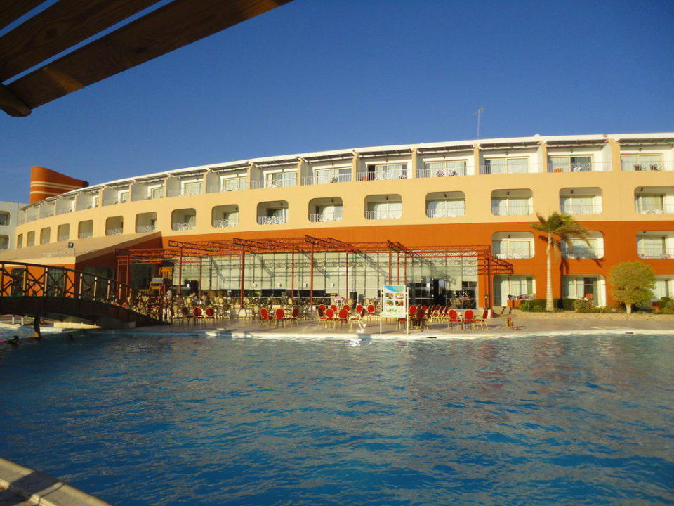 Widok na basen, restaurację i hotel Titanic Resort & Aqua Park