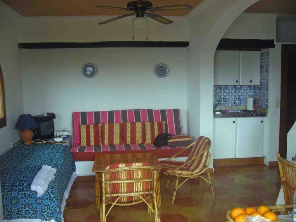Wohnzimmer mit Kochnische Hotel Aldea Cala Fornells 2