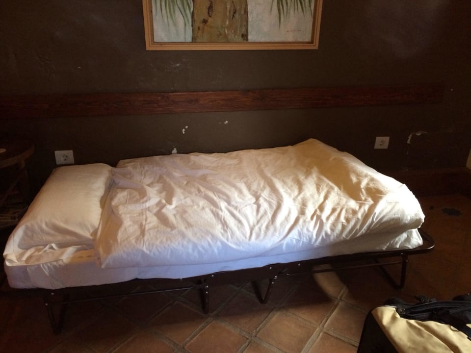 Kinderbett zwischen zwei Steckdosen Casona De Yaiza Hotel