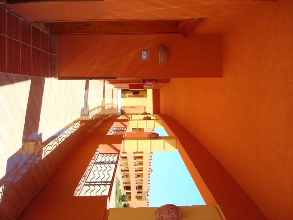 Der Weg zu den Zimmern Malikia Resort Abu Dabbab