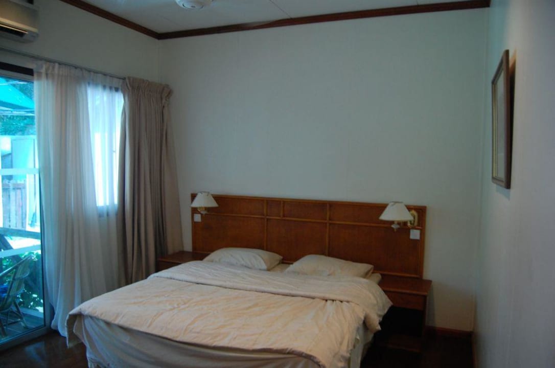 Das Zimmer, nicht gross aber mit schönem Holzboden Perhentian Tuna Bay Island Resort