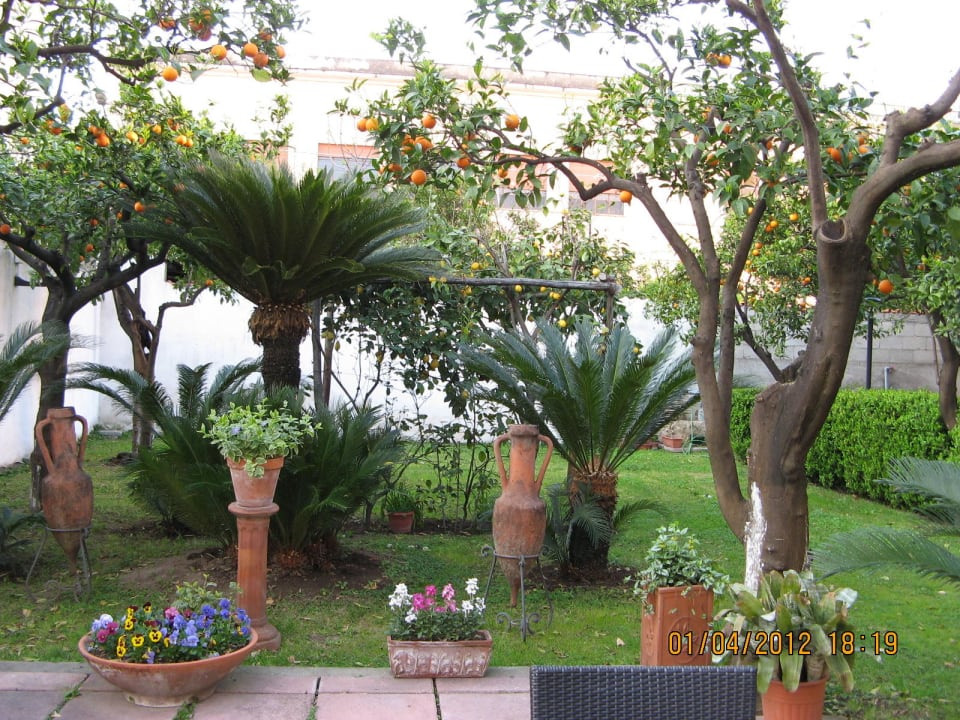 Innenhof Hotel Diana Pompei