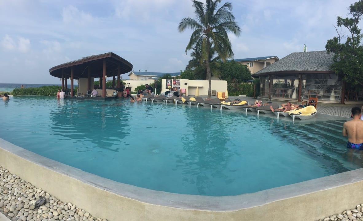 Mit Poolbar Centara Ras Fushi Resort & Spa Maldives
