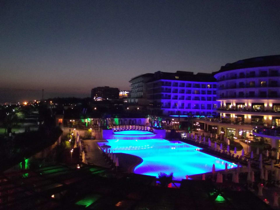 Pool- und Hotelanlage bei Nacht Commodore Elite Suites & Spa - Adults only