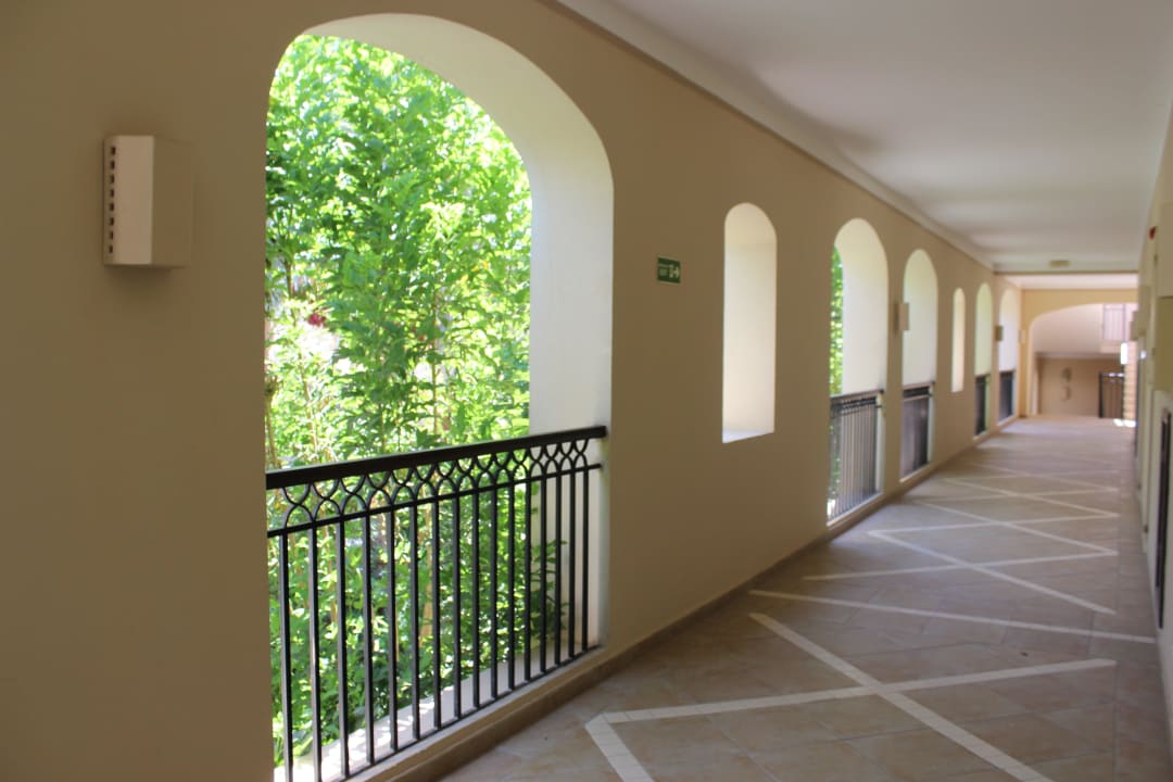 Weg zum Zimmer Jaz Mirabel Park & Club