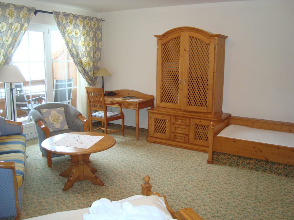 Geräumiges Doppelzimmer mit Schreibtisch + TV  MONS. suites wine passion