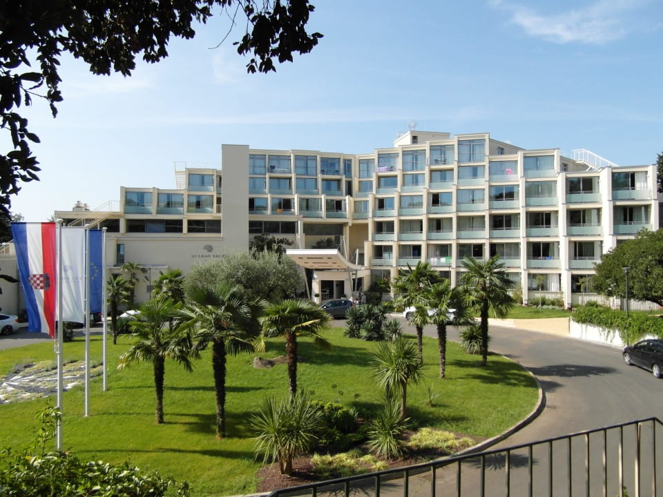 Zufahrt mit Eingang Valamar Parentino Hotel