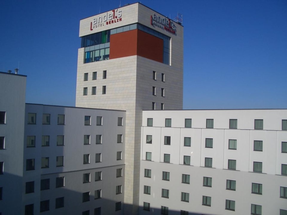 Blick aus dem Zimmer zur SkyBar Vienna House by Wyndham Andel's Berlin
