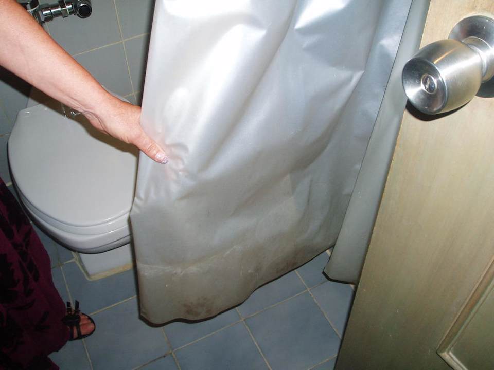 Verschimmelter Duschvorhang Pinnacle Lumpinee Park Hotel